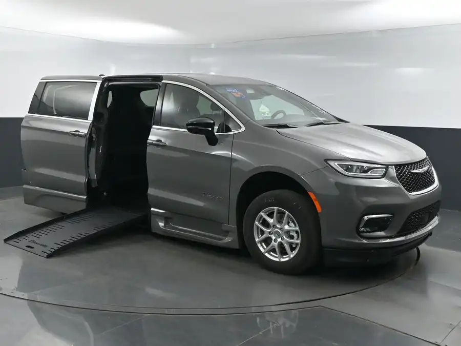 2025 Chrysler Pacifica Select's photo