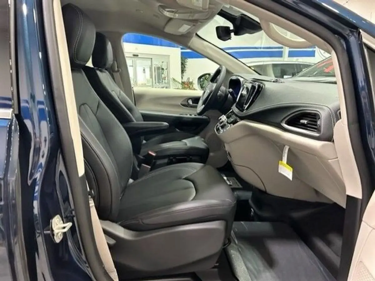 2023 Chrysler Pacifica Touring L photo 5