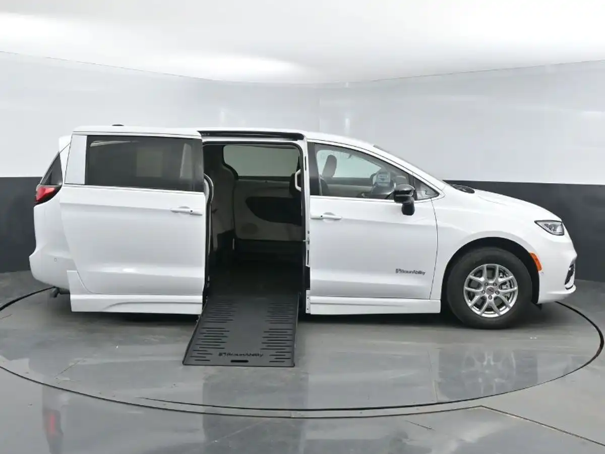 2024 Chrysler Pacifica Touring L's photo