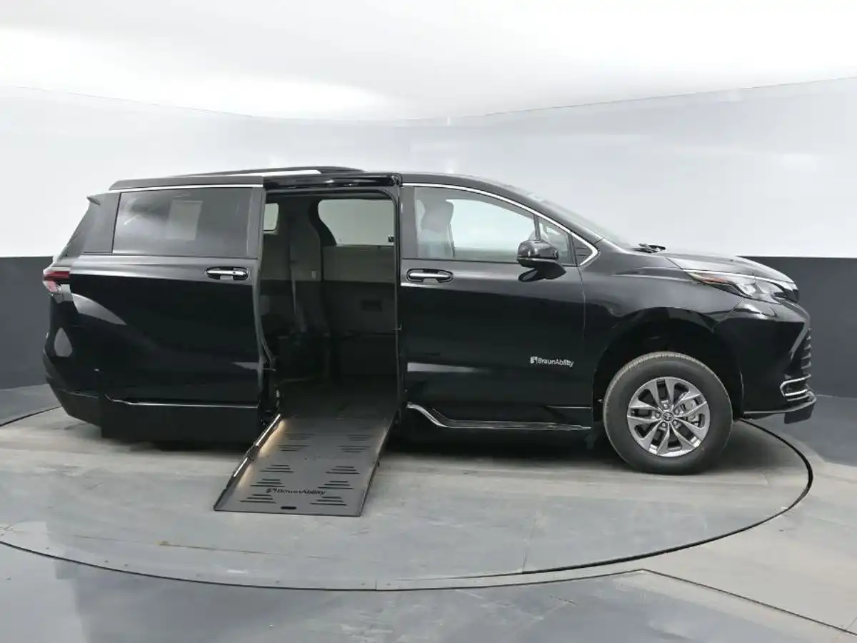 2024 Toyota Sienna XLE 7-Passenger Hybrid FWD's photo