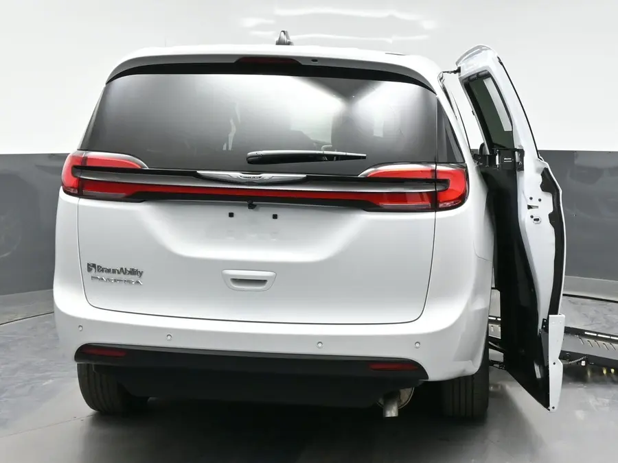 2026 Chrysler Pacifica Select photo 4
