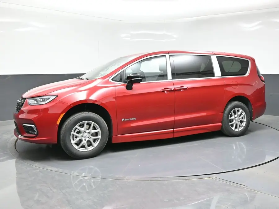 2026 Chrysler Pacifica Select photo 3