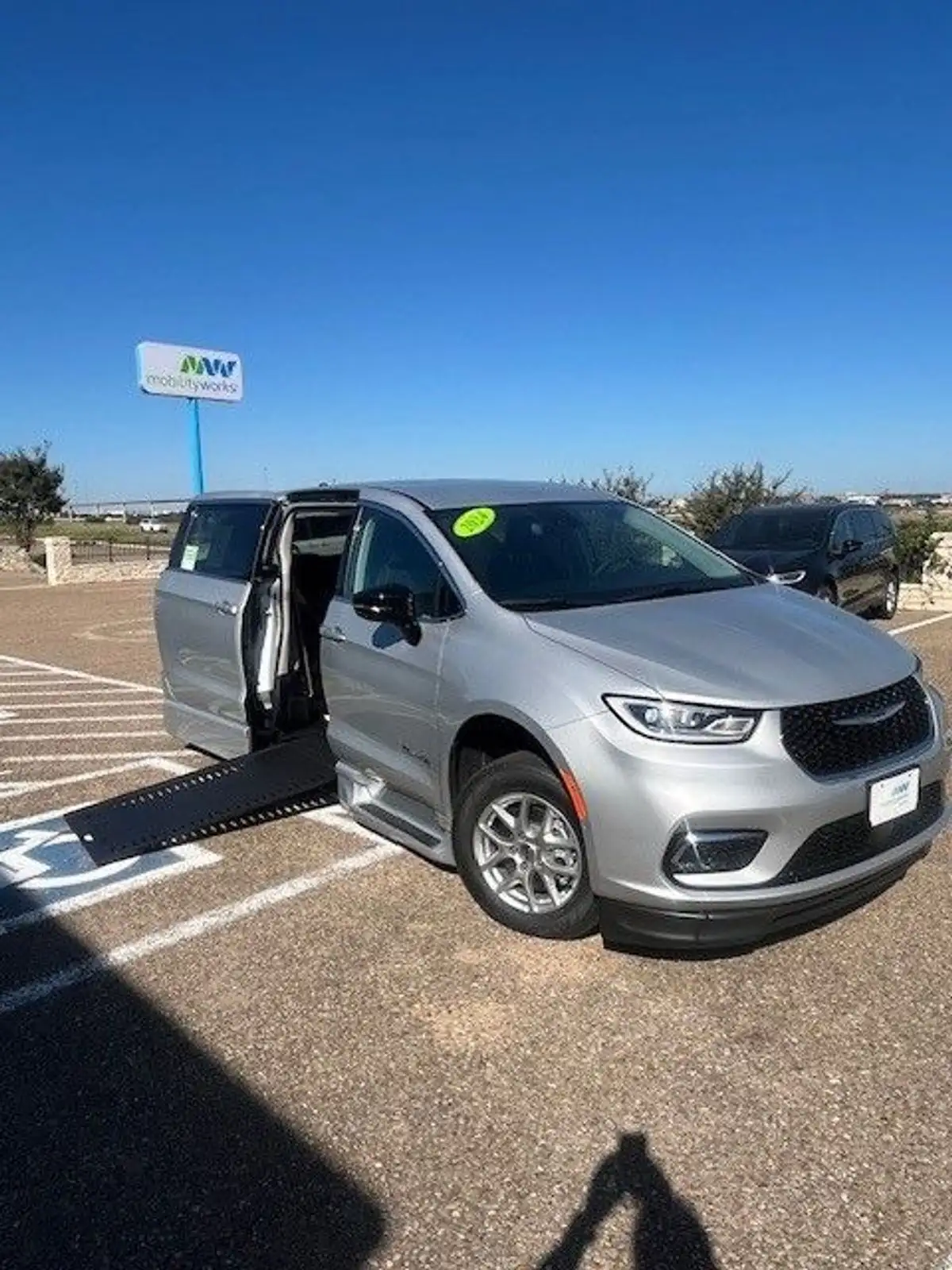 2024 Chrysler Pacifica Touring L's photo