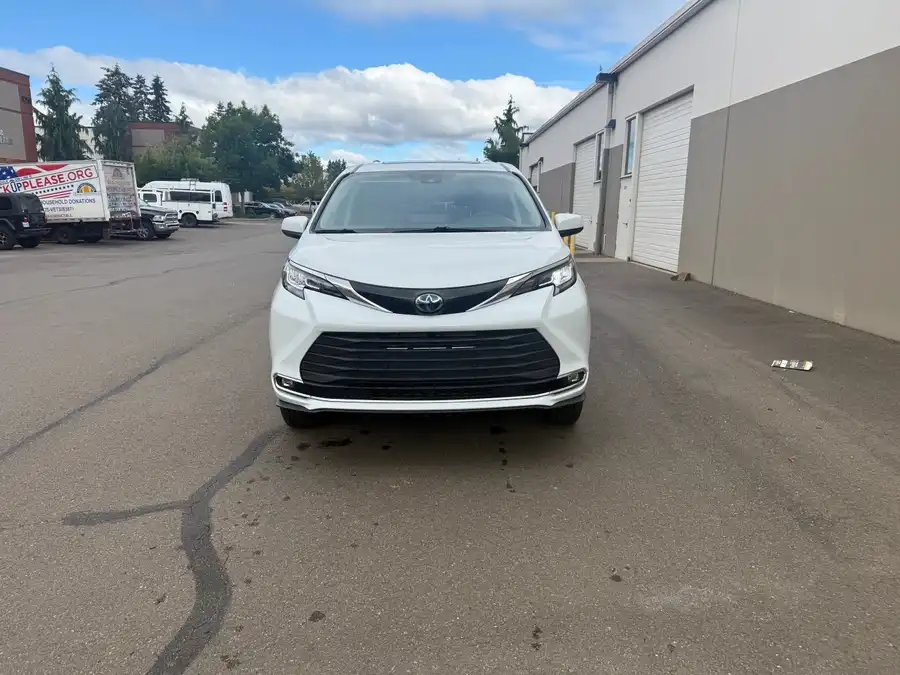 2022 Toyota Sienna XLE 8-Passenger Hybrid FWD's photo