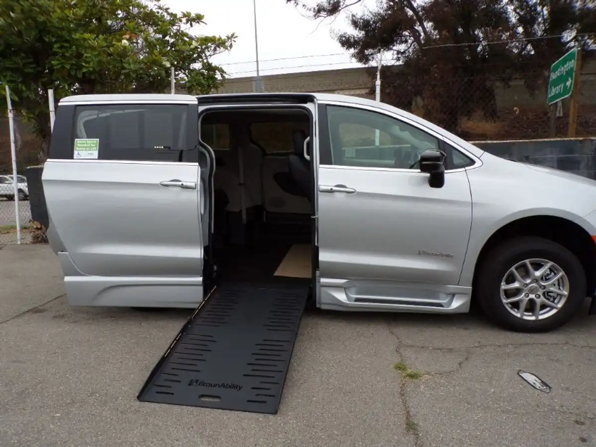2024 Chrysler Pacifica Touring L's photo