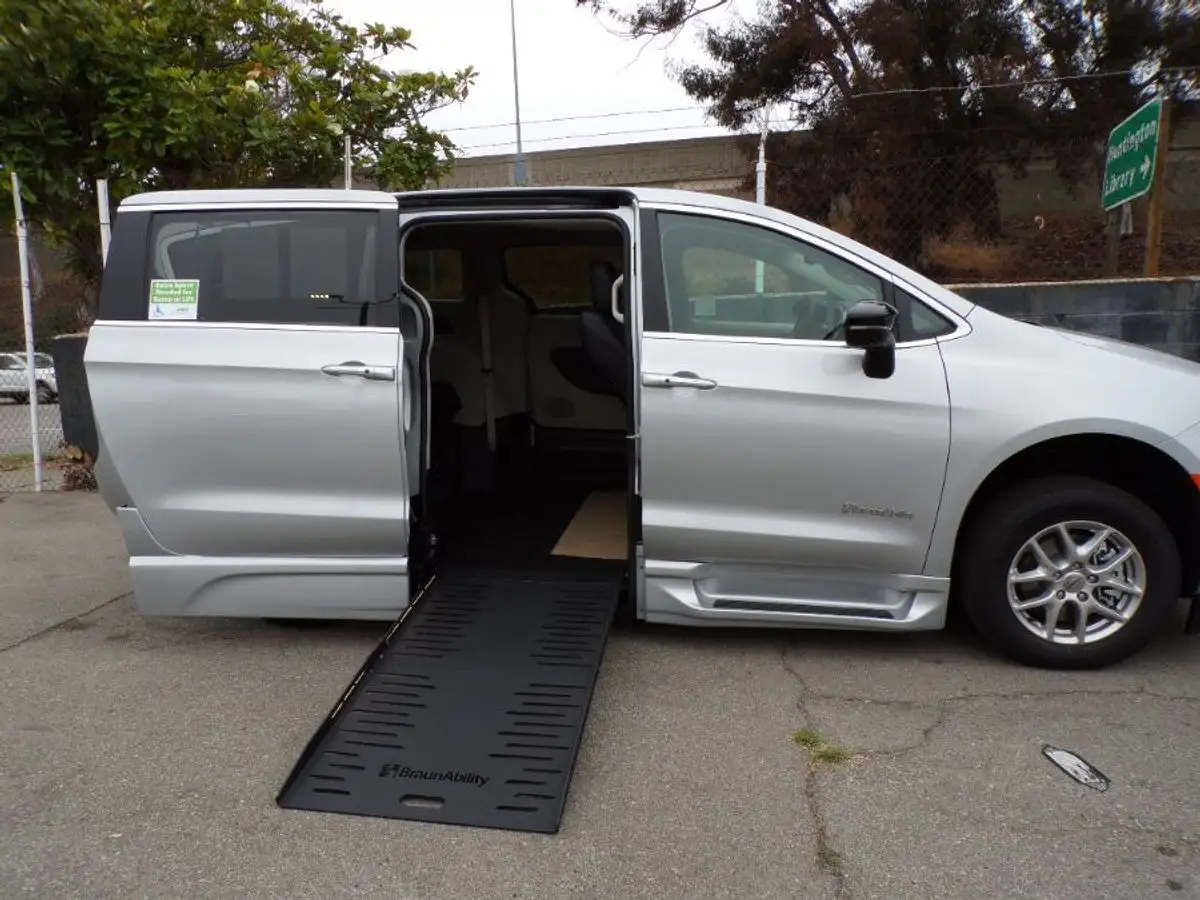 2024 Chrysler Pacifica Touring L photo 1