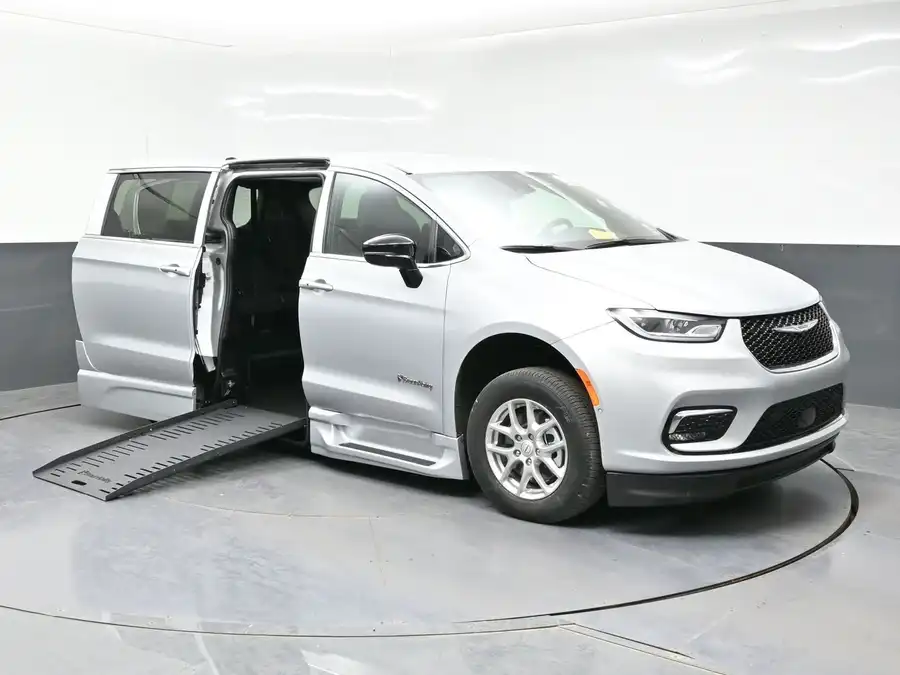 2026 Chrysler Pacifica Select's photo