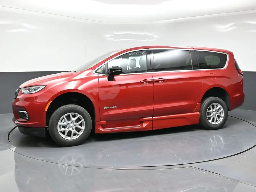 2026 Chrysler Pacifica Select photo 3