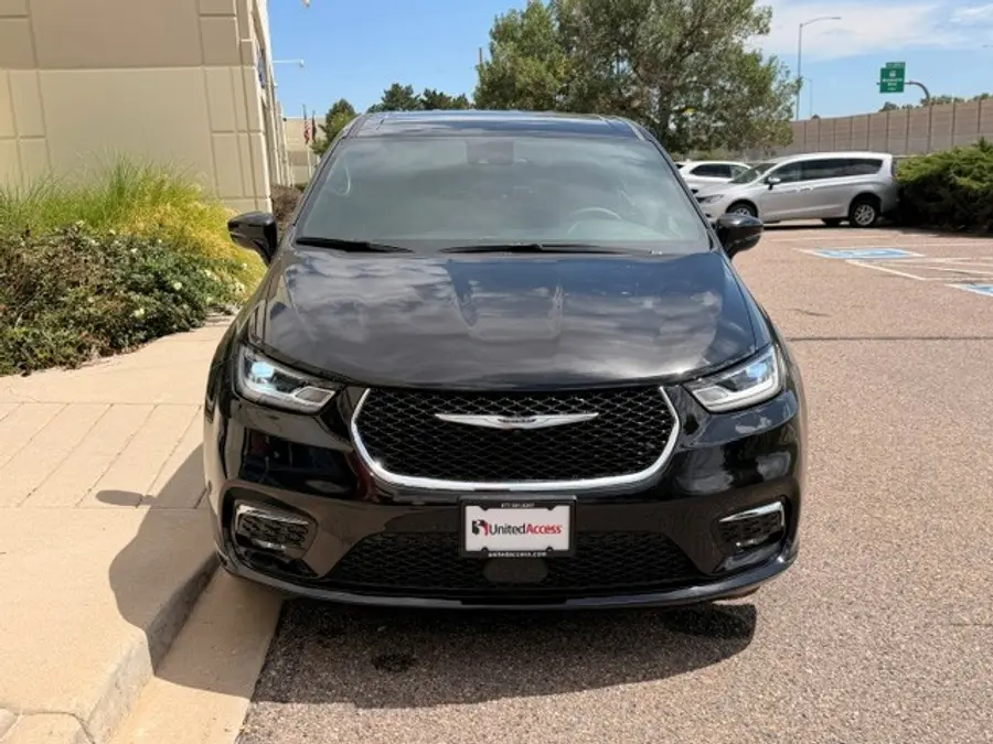 2024 Chrysler Pacifica Touring photo 5