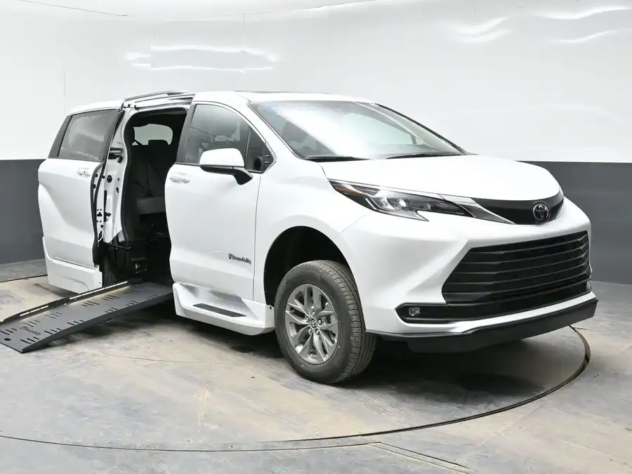 2026 Toyota Sienna XLE 7-Passenger Hybrid FWD's photo