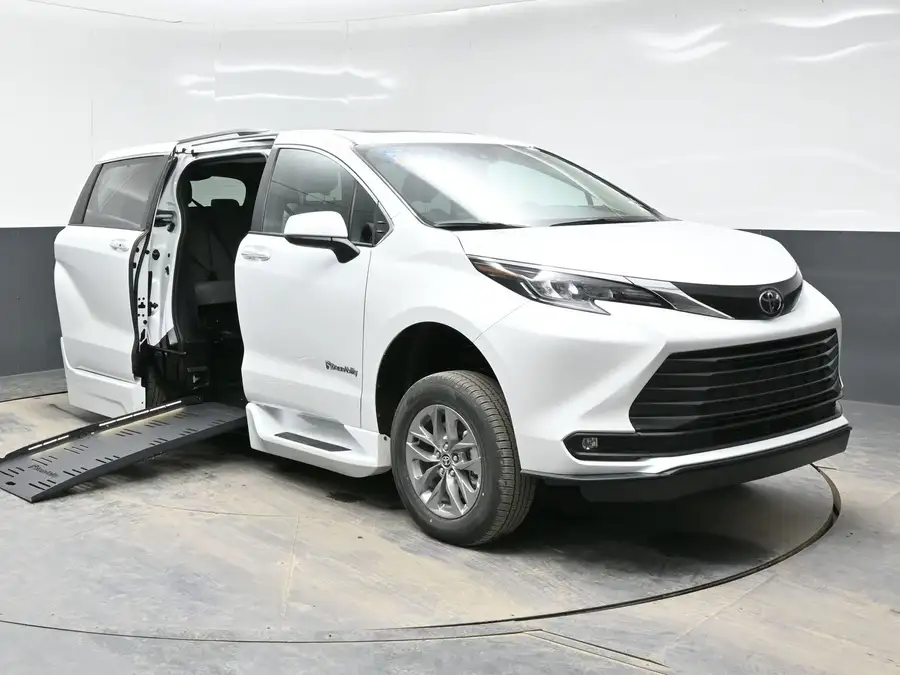 2026 Toyota Sienna XLE 7-Passenger Hybrid FWD's photo