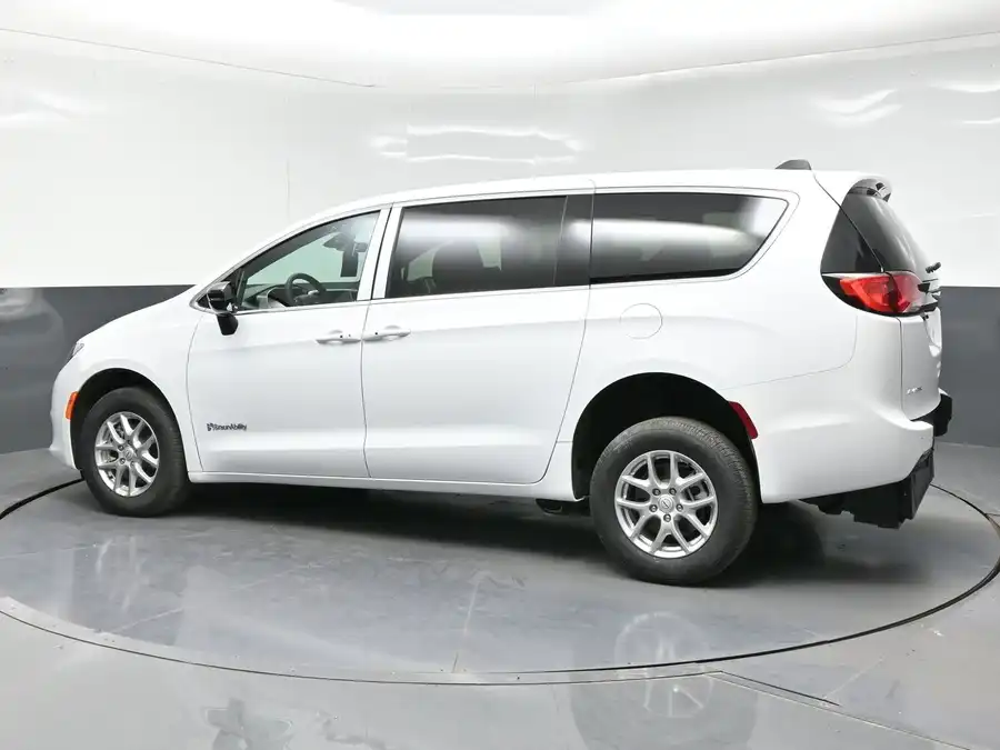 2026 Chrysler Voyager LX's photo