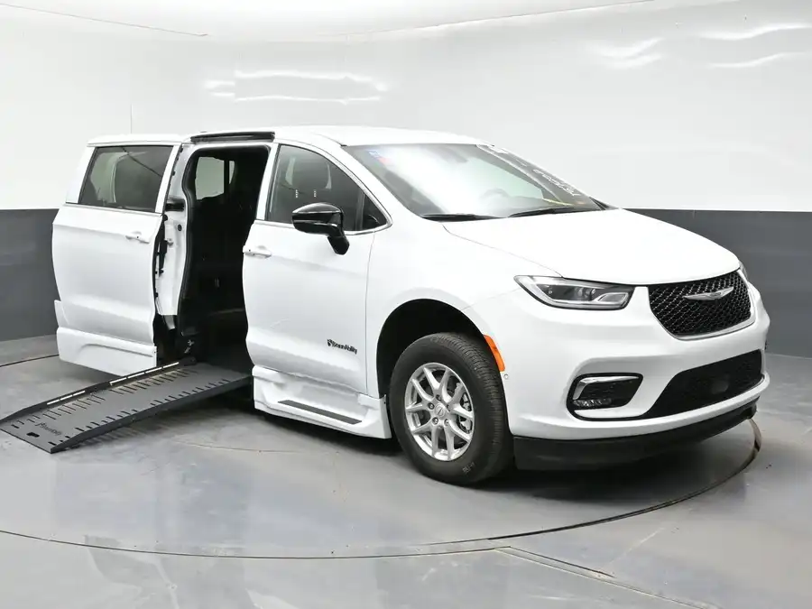 2026 Chrysler Pacifica Select's photo