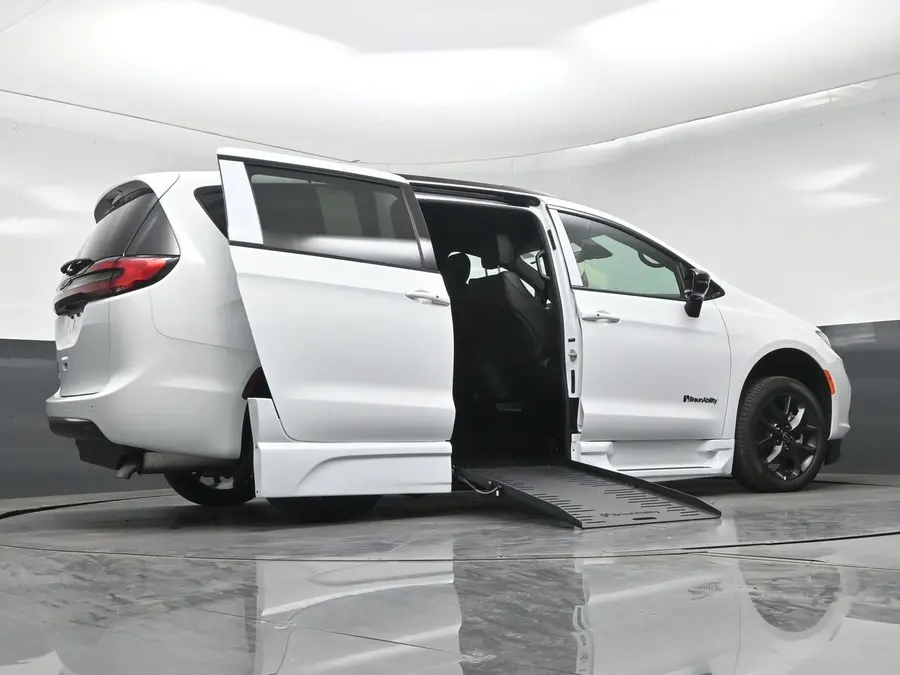 2026 Chrysler Pacifica Select photo 5