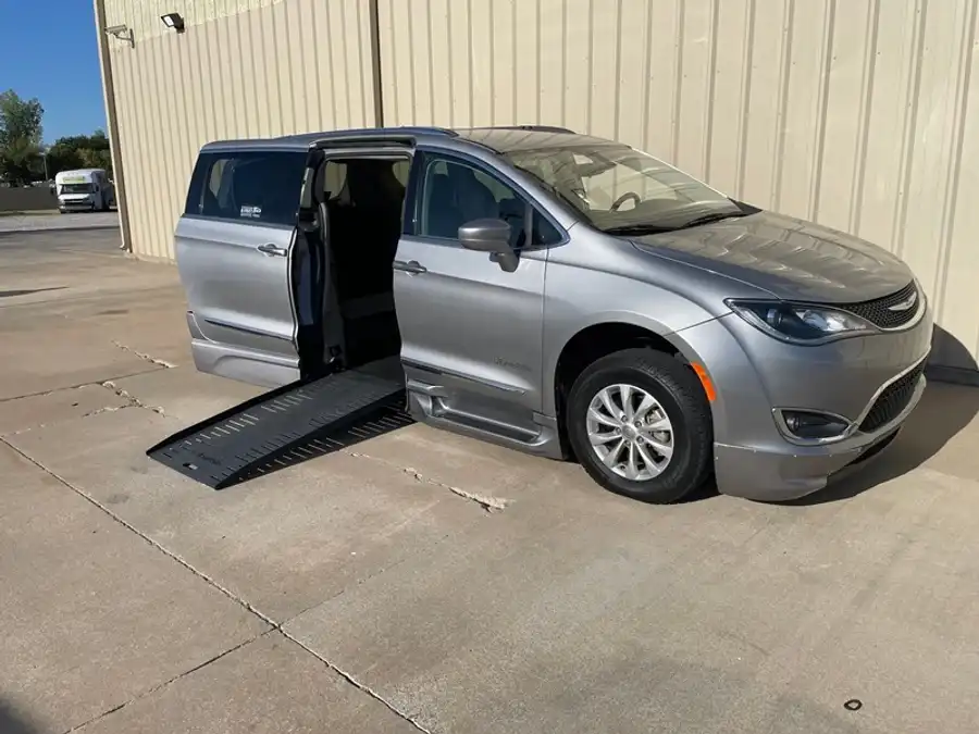 2018 Chrysler Pacifica Touring L's photo