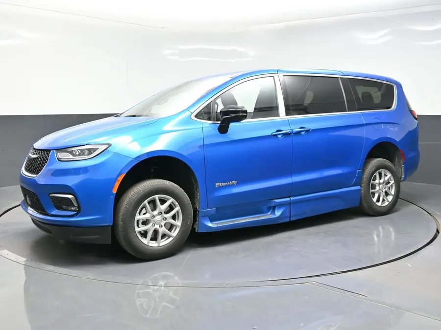 2026 Chrysler Pacifica Select photo 3