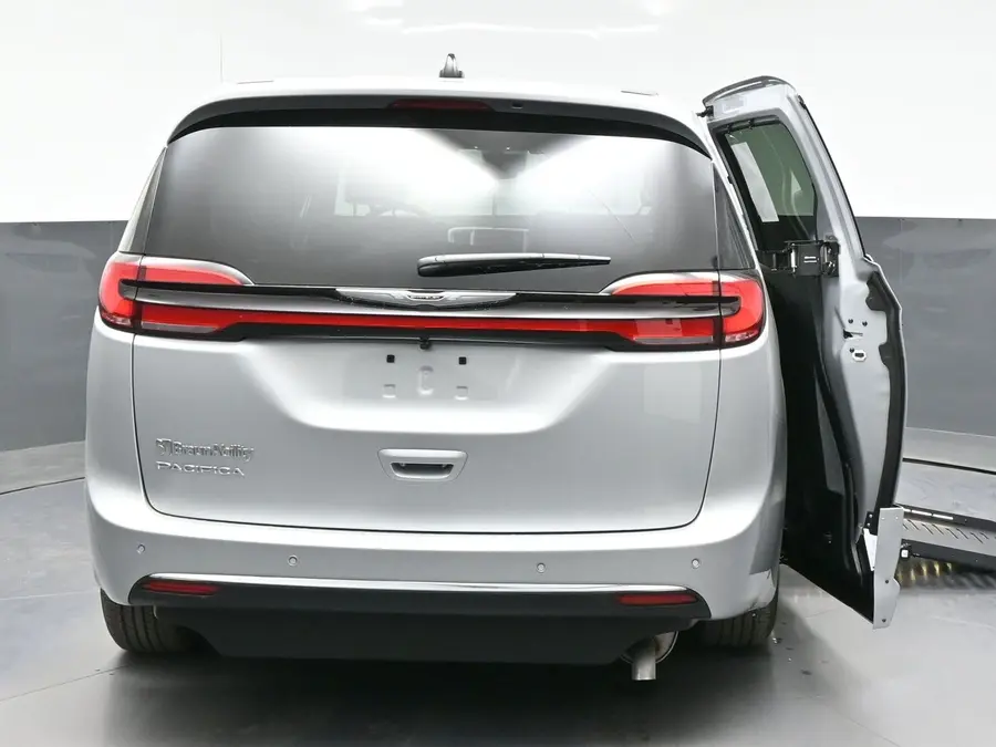 2026 Chrysler Pacifica Select photo 4