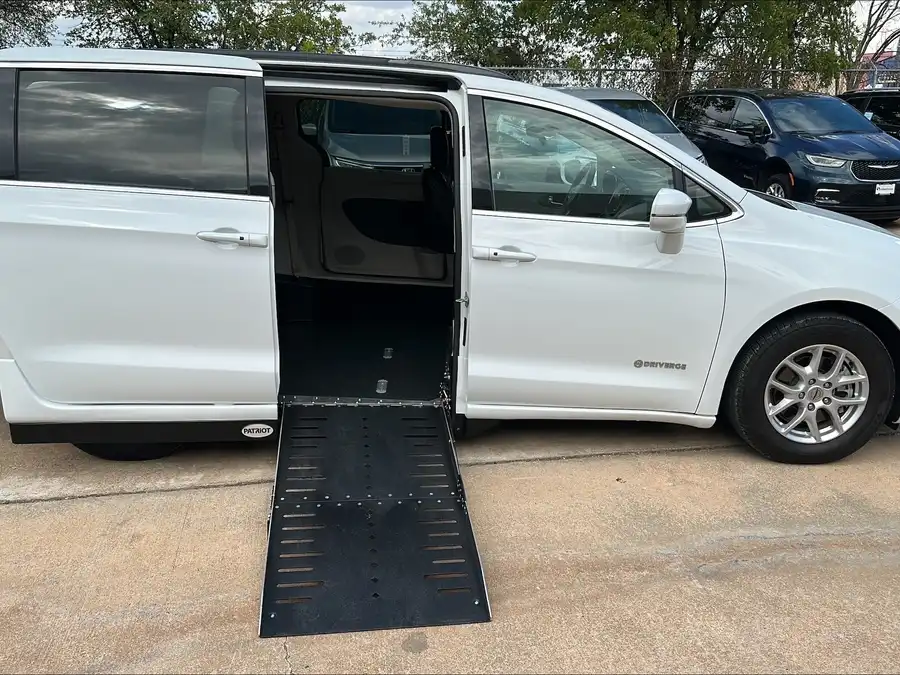 2022 Chrysler Pacifica Touring L's photo
