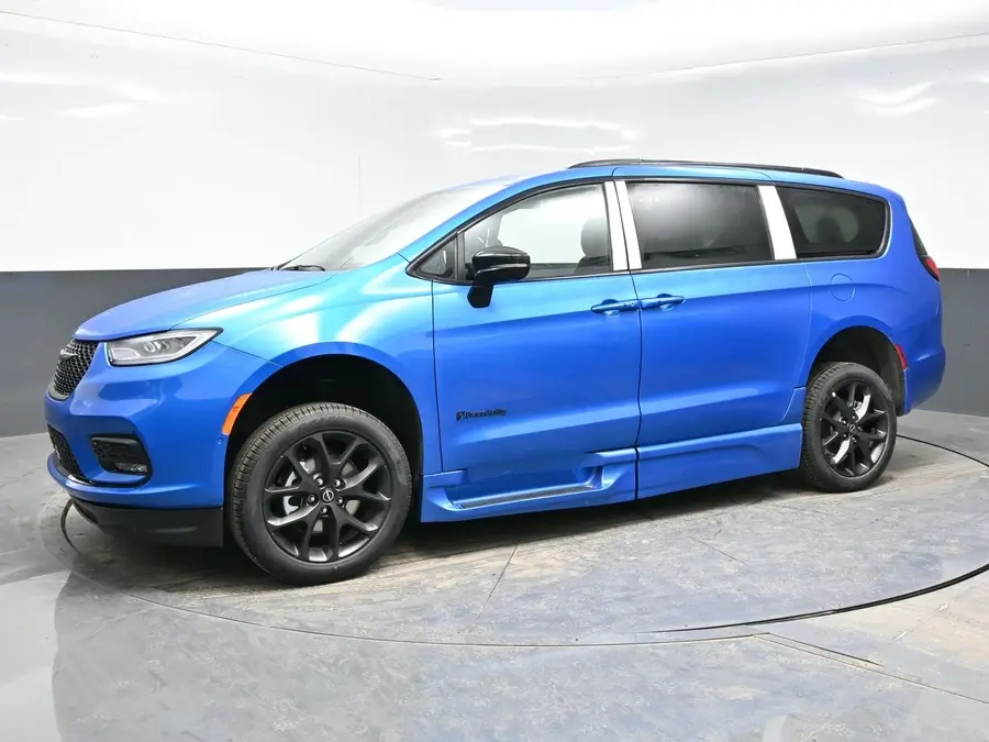 2026 Chrysler Pacifica Select photo 3