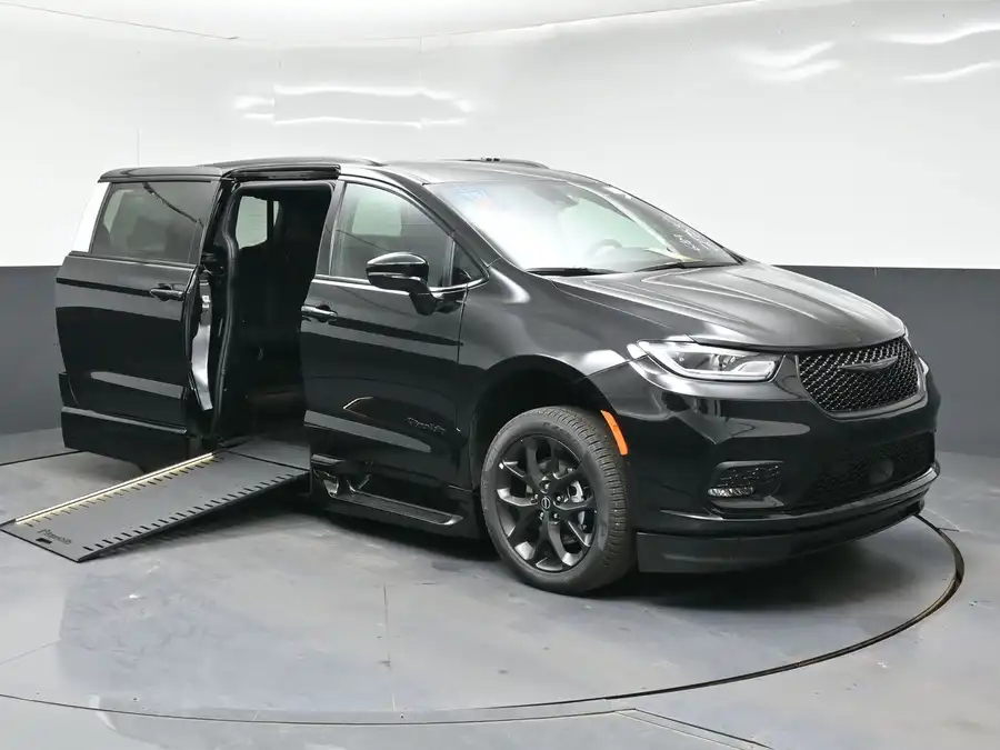 2026 Chrysler Pacifica Select's photo