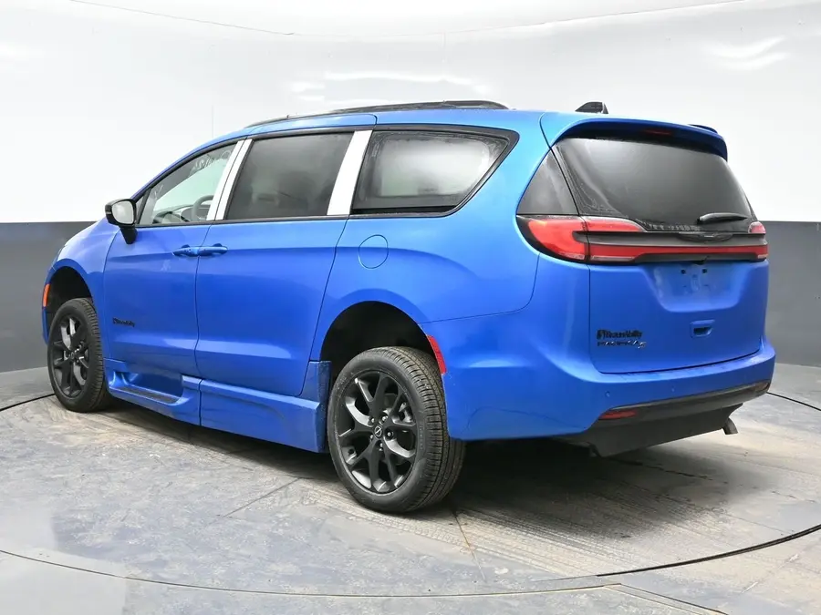 2026 Chrysler Pacifica Select photo 5