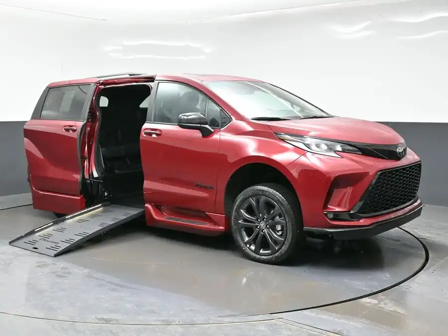 2026 Toyota Sienna XSE 7-Passenger Hybrid FWD's photo