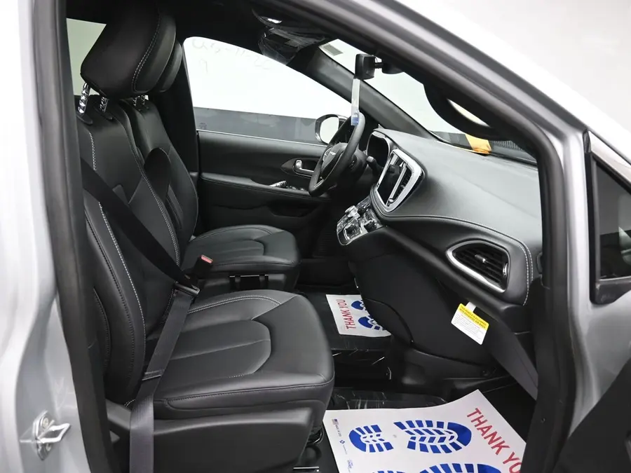 2026 Chrysler Pacifica Select photo 4