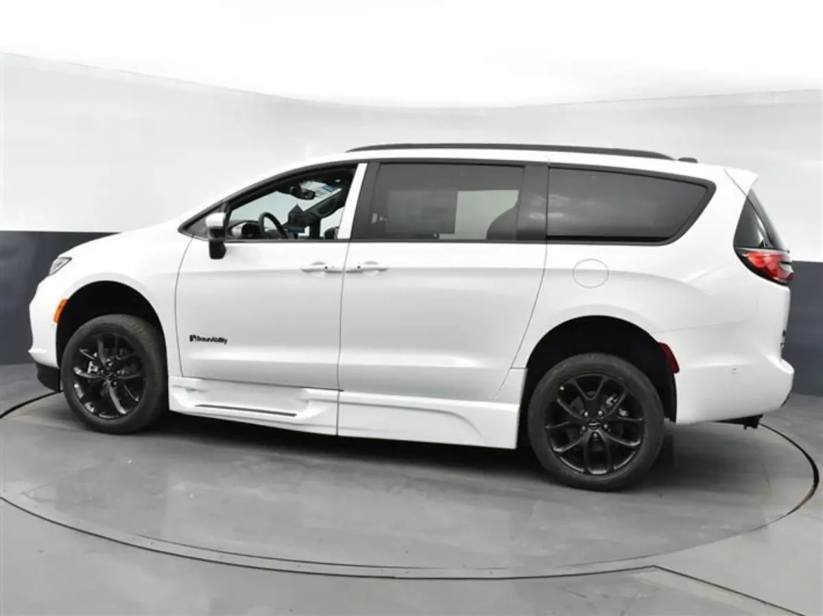 2023 Chrysler Pacifica Touring L photo 4