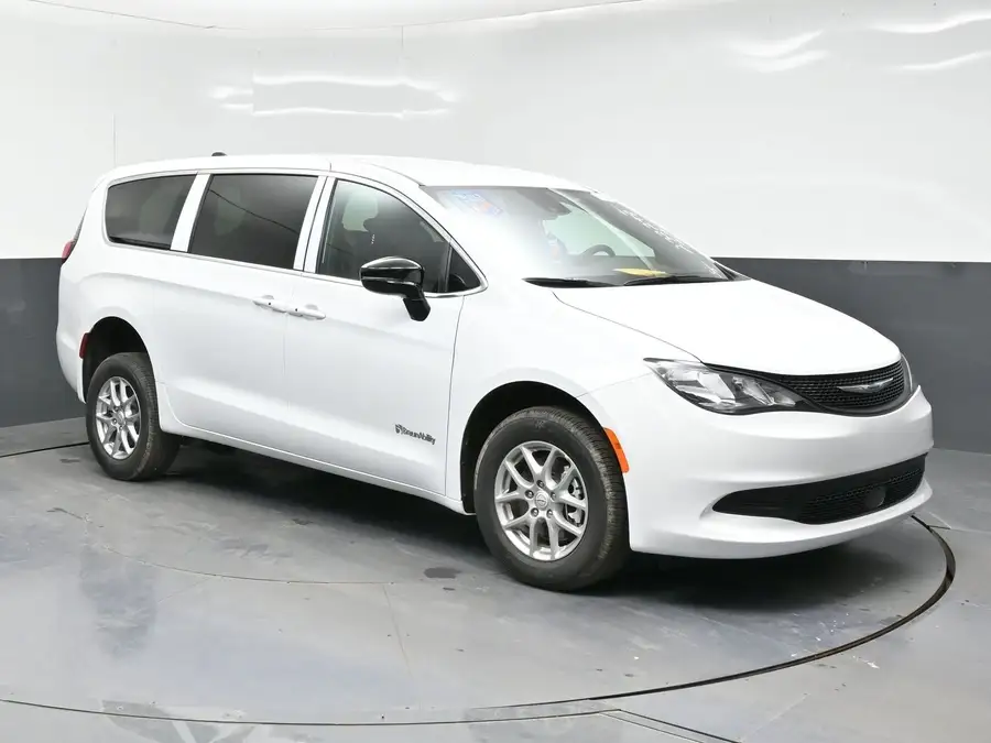 2026 Chrysler Voyager LX photo 1
