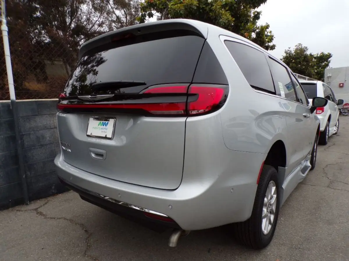 2024 Chrysler Pacifica Touring L photo 4