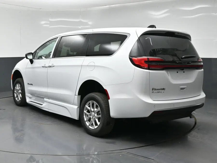 2027 Chrysler Pacifica Select photo 5