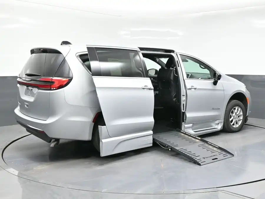 2026 Chrysler Pacifica Select's photo