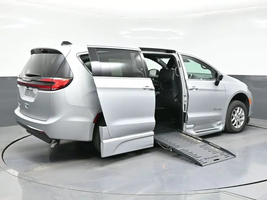 2026 Chrysler Pacifica Select photo 1