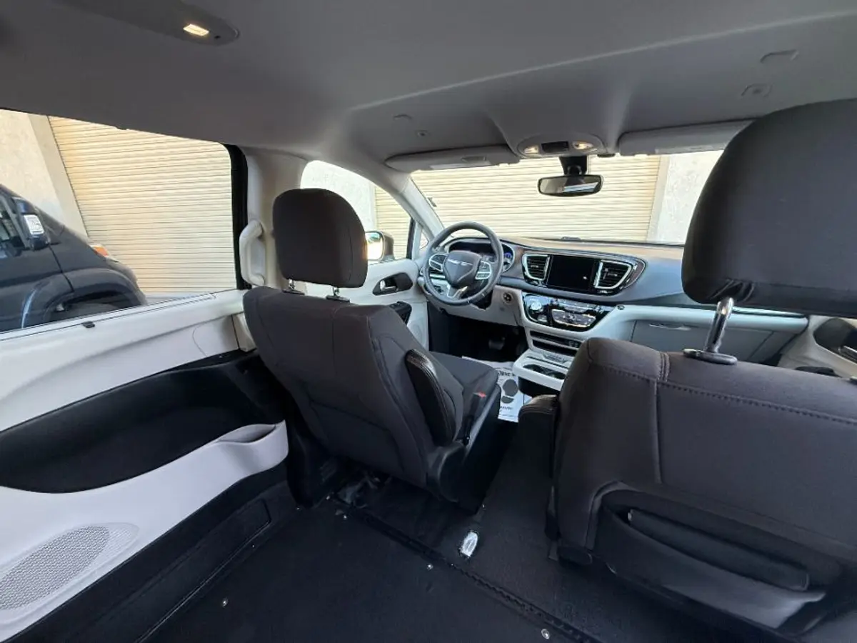 2018 Chrysler Pacifica Touring Plus photo 3