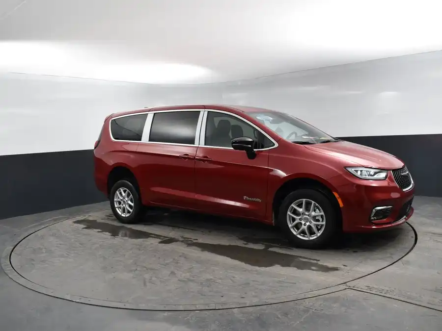 2026 Chrysler Pacifica Select's photo