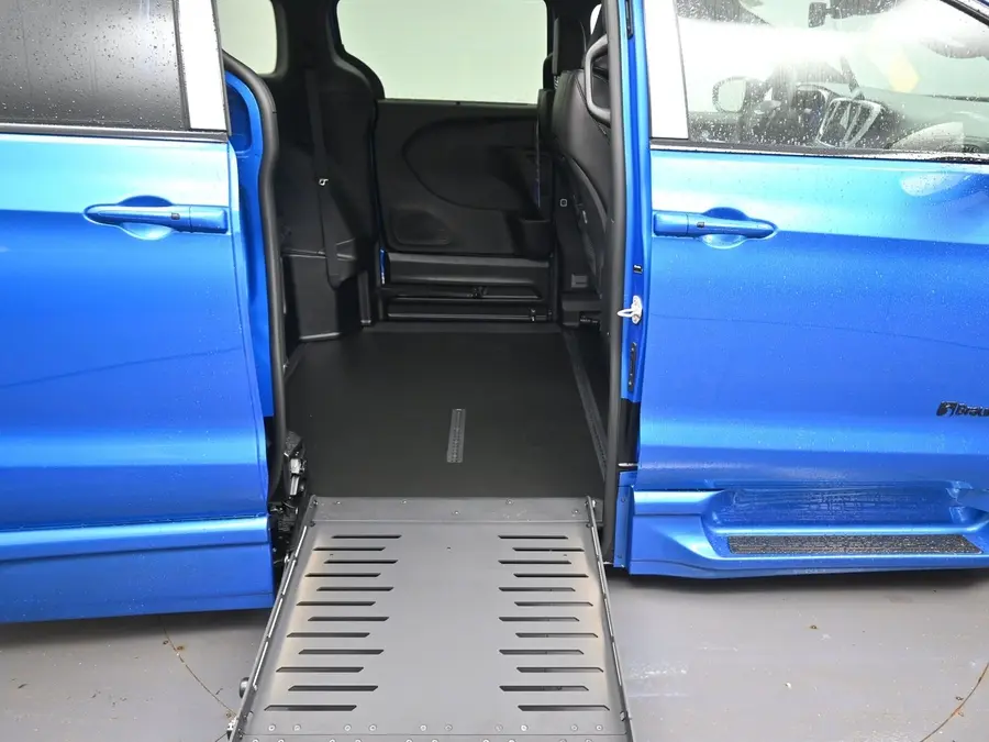 2026 Chrysler Pacifica Select photo 3