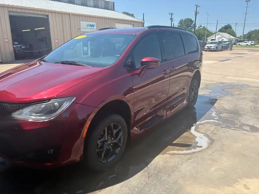 2019 Chrysler Pacifica Touring L Plus's photo