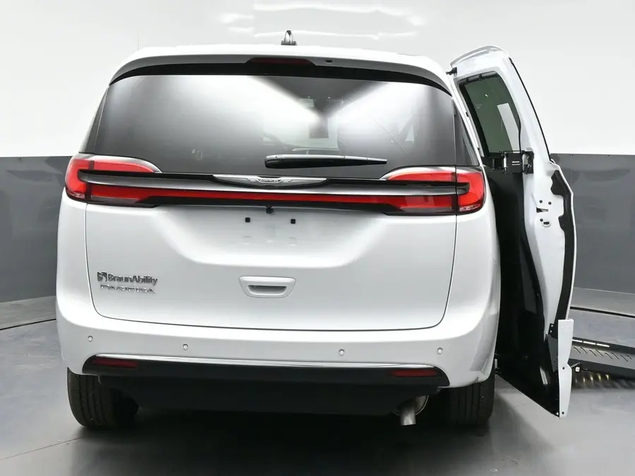 2026 Chrysler Pacifica Select photo 4