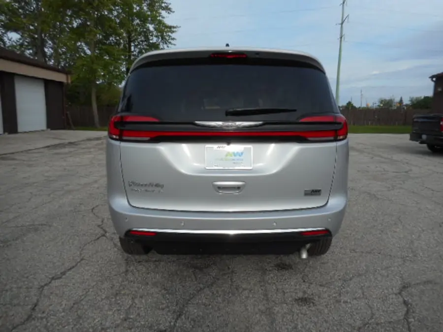 2026 Chrysler Pacifica Select photo 5