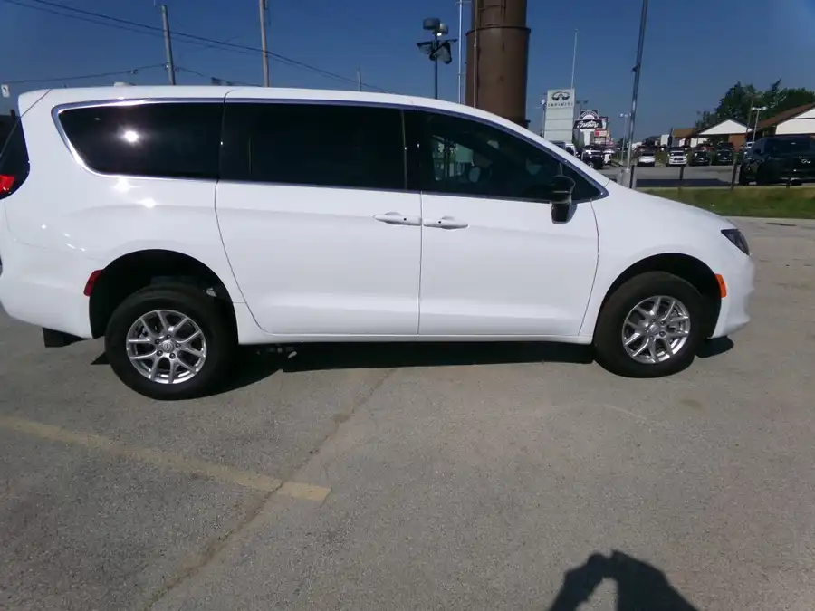 2026 Chrysler Voyager LX's photo