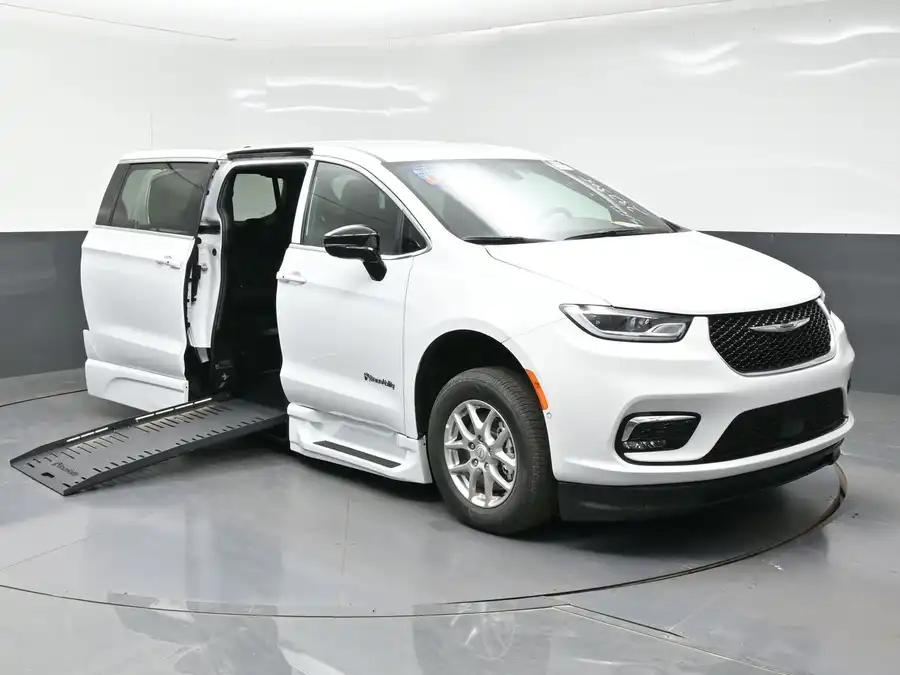 2026 Chrysler Pacifica Select's photo