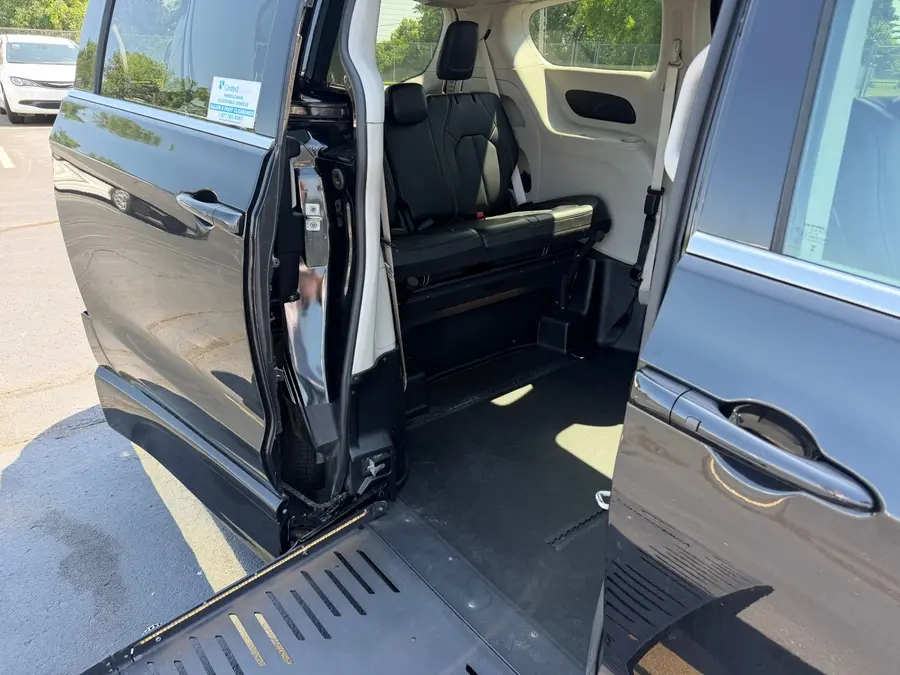 2024 Chrysler Pacifica Touring L photo 5