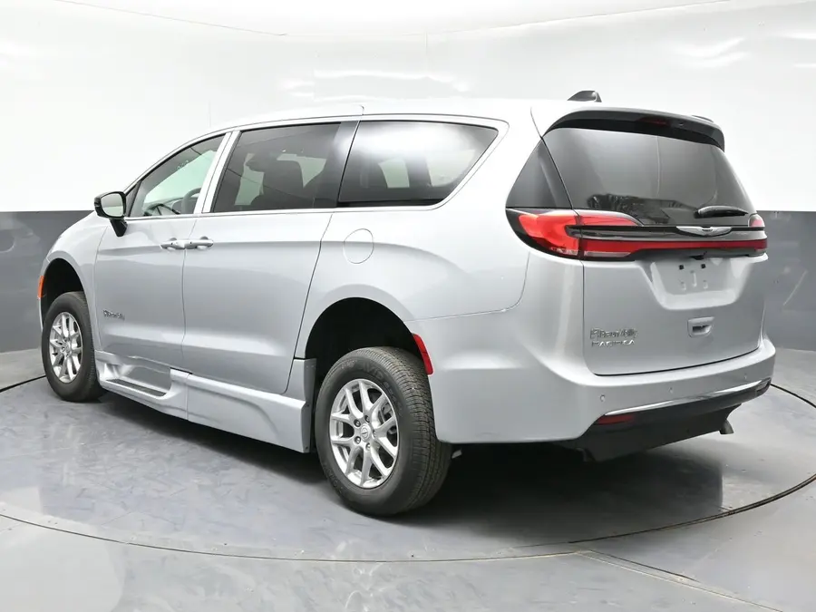 2026 Chrysler Pacifica Select photo 5