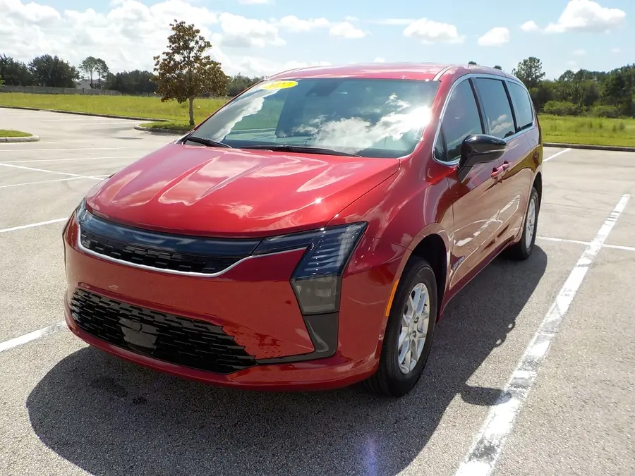 2027 Chrysler Pacifica Select photo 4