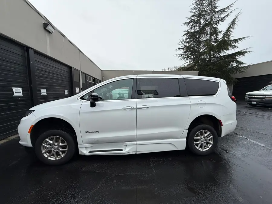 2025 Chrysler Pacifica Select photo 5