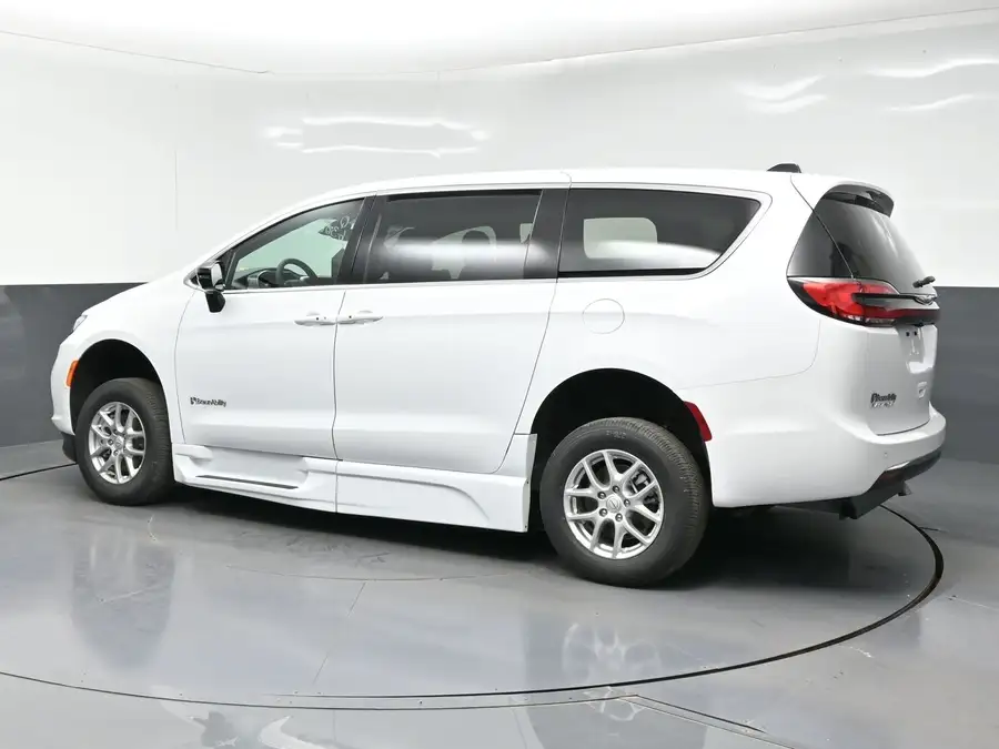 2026 Chrysler Pacifica Select's photo