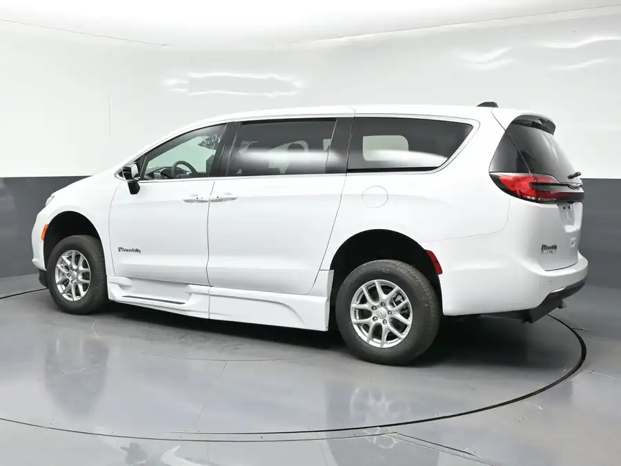 2026 Chrysler Pacifica Select's photo