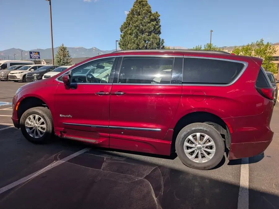 2017 Chrysler Pacifica Touring-L photo 5