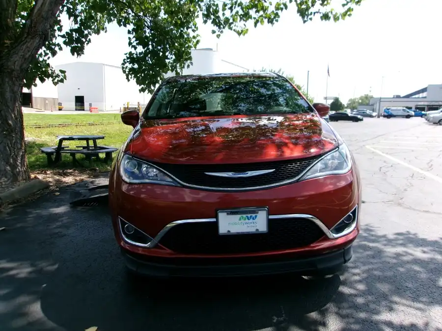 2018 Chrysler Pacifica Touring Plus's photo