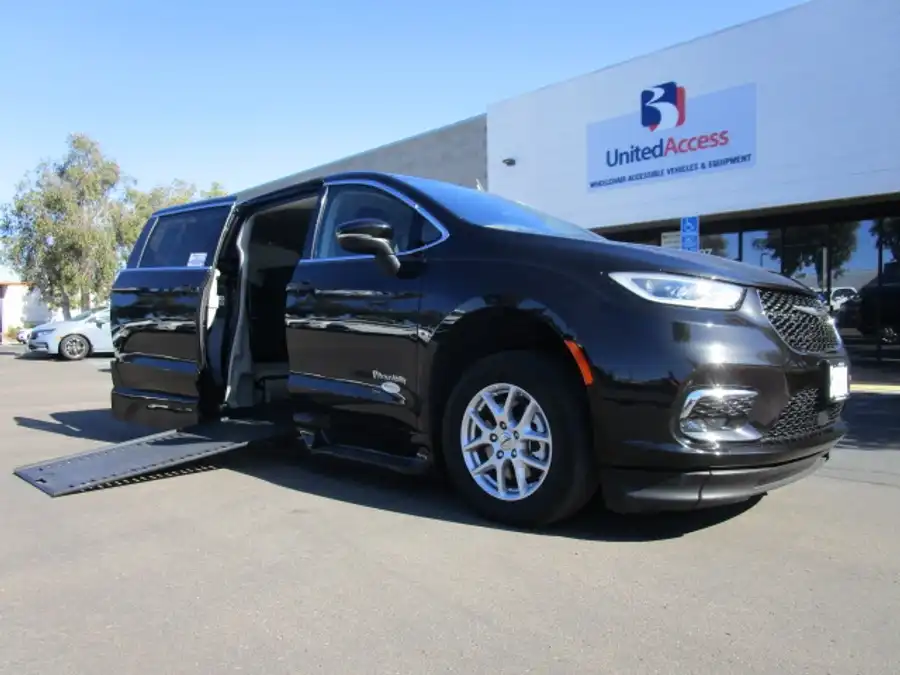 2023 Chrysler Pacifica Touring L's photo